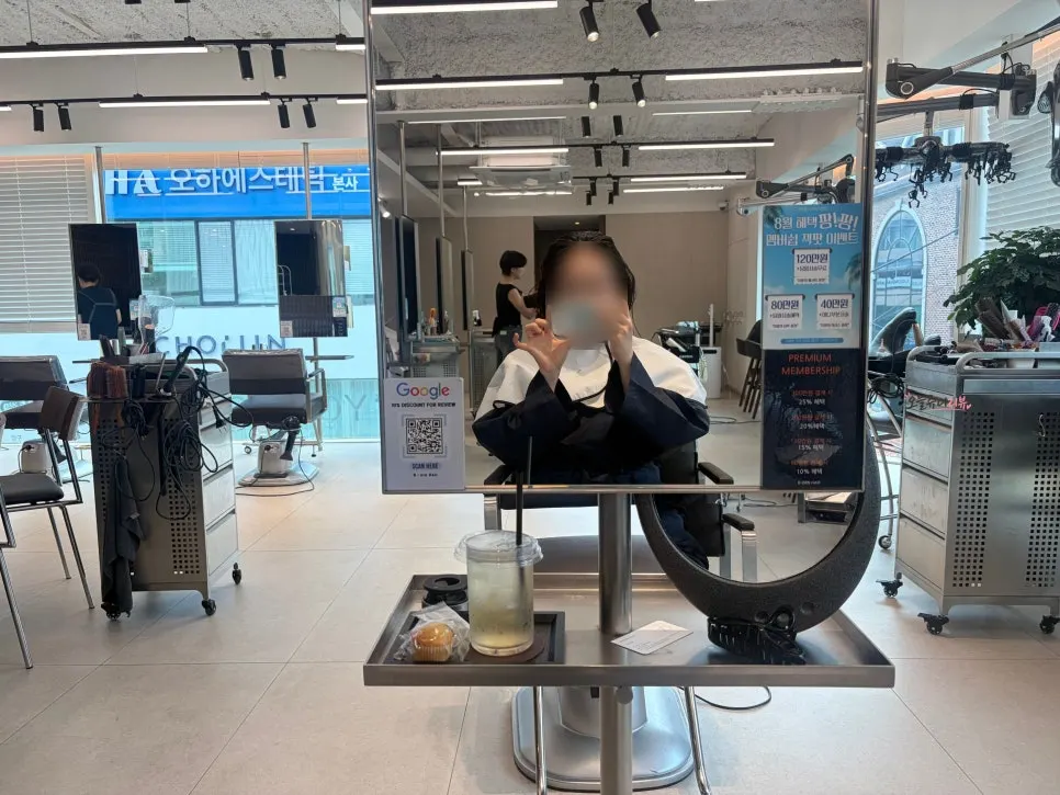 시술 전 모발 상태 확인 장면