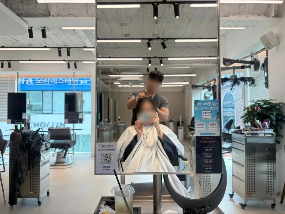 비오른헤어 디자이너와 커트 상담 모습