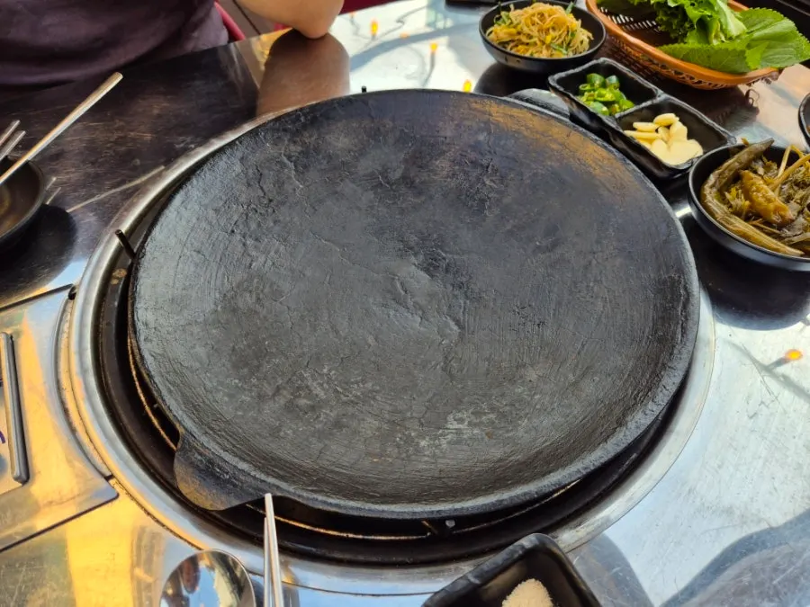 초벌집 밑반찬 상차림과 묵은지