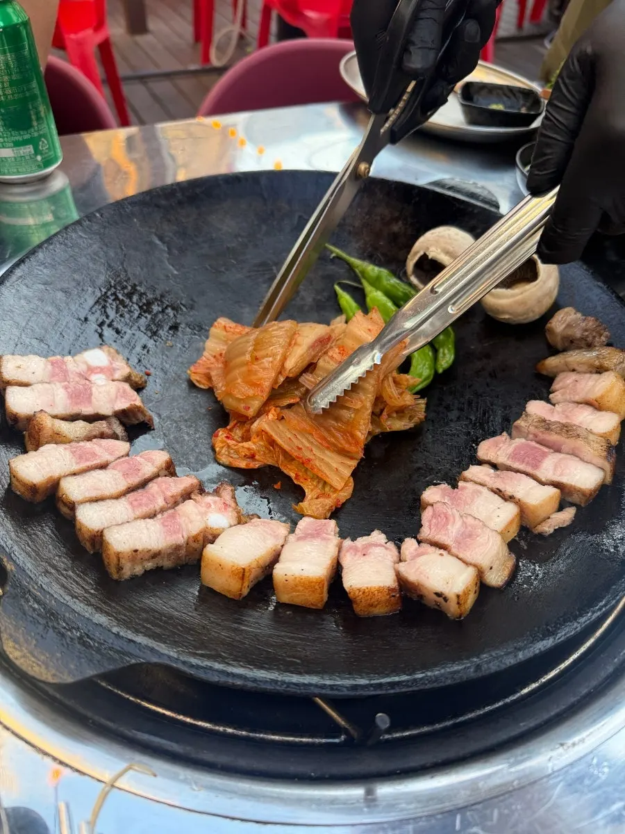 초벌삼겹살 2인분과 꽈리고추 버섯 구성