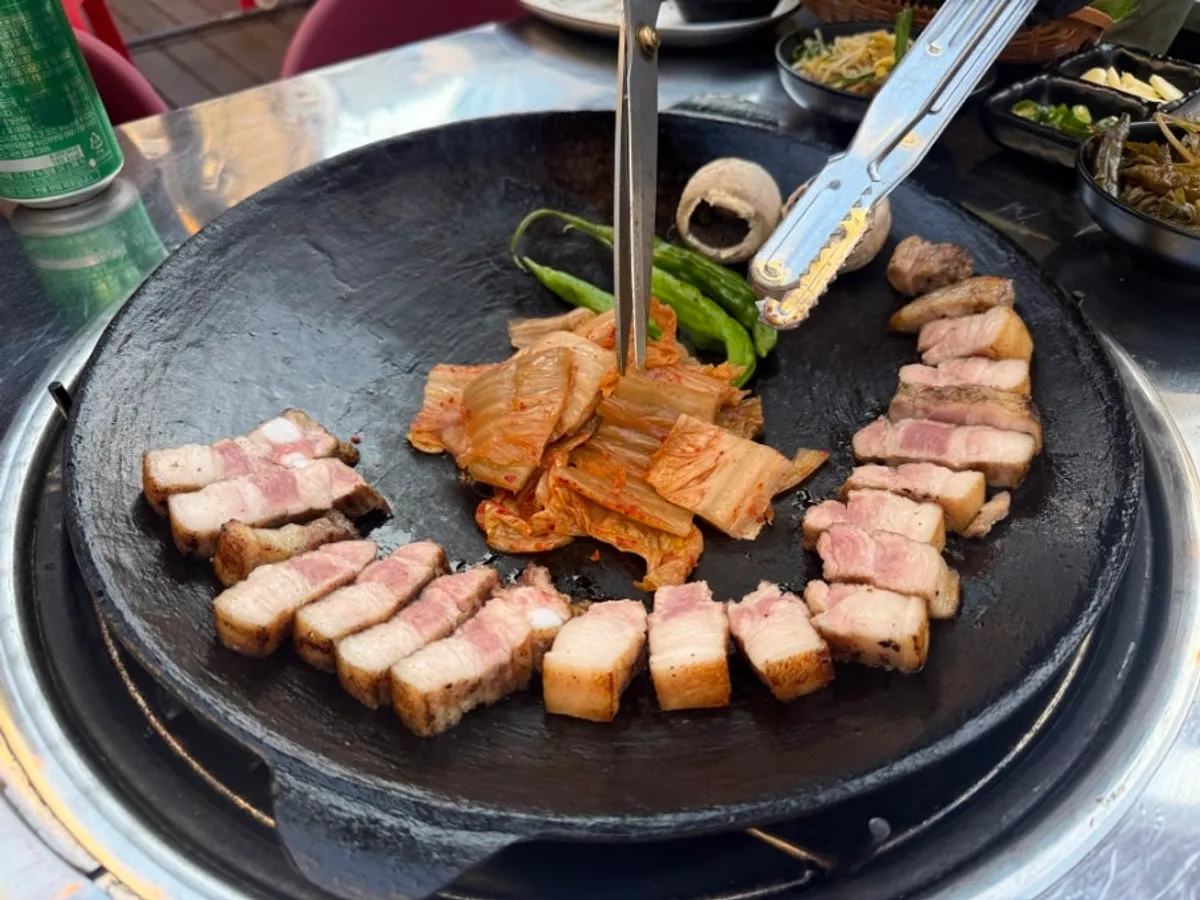 무쇠판 위 삼겹살과 묵은지