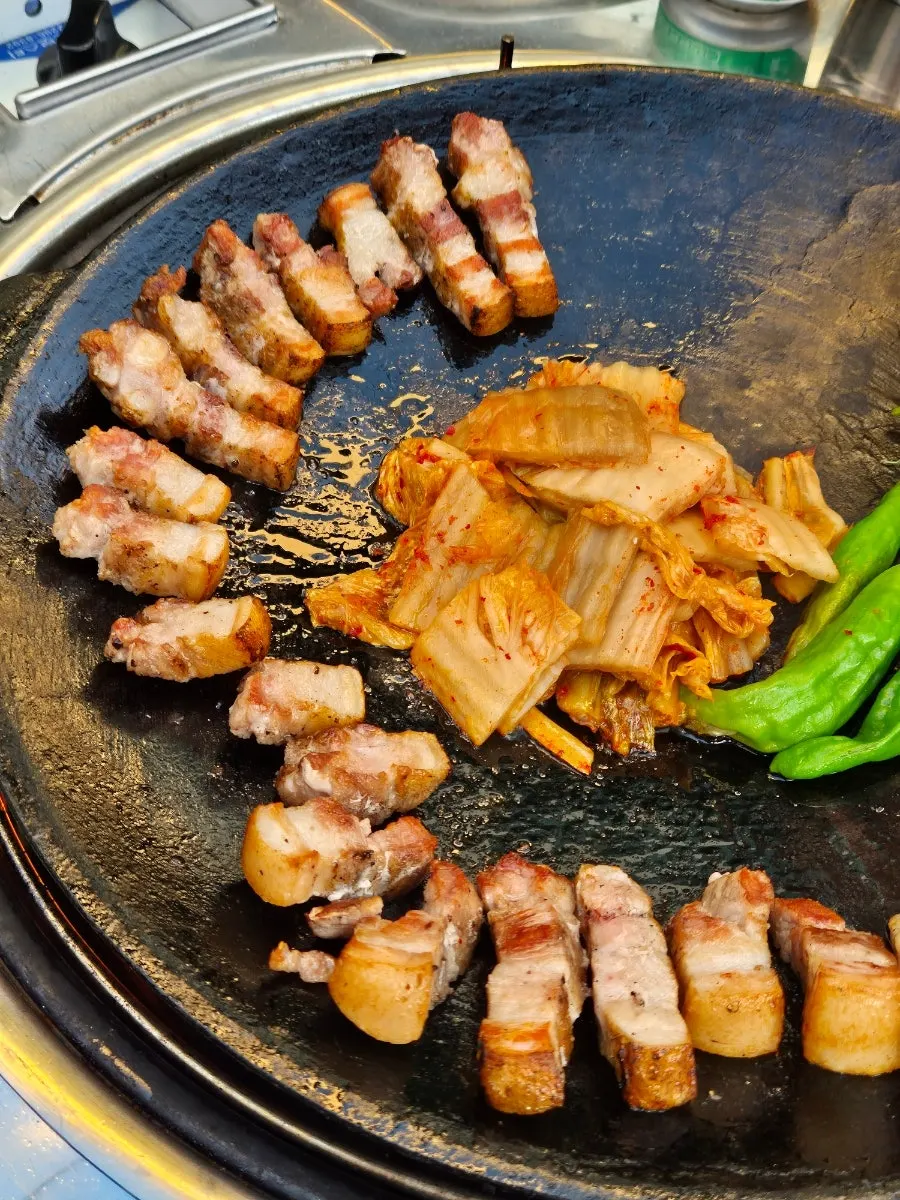노릇하게 구워진 초벌 삼겹살