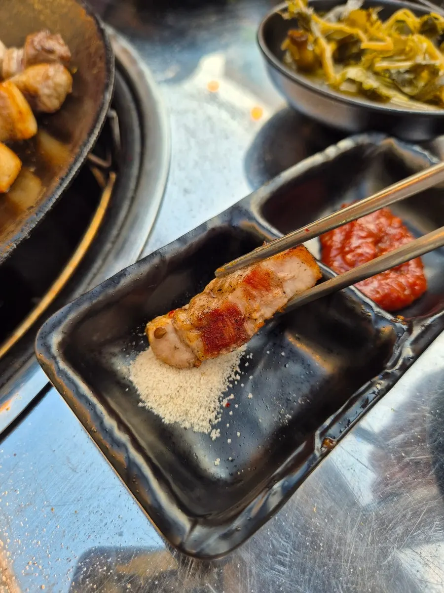 한 입 크기로 커팅된 삼겹살 한 점