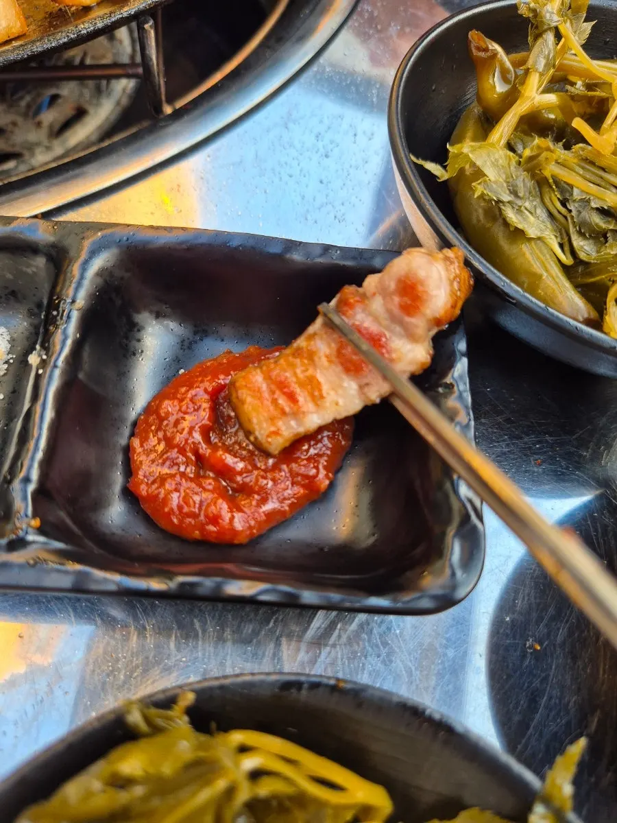 소금에 찍은 초벌 삼겹살