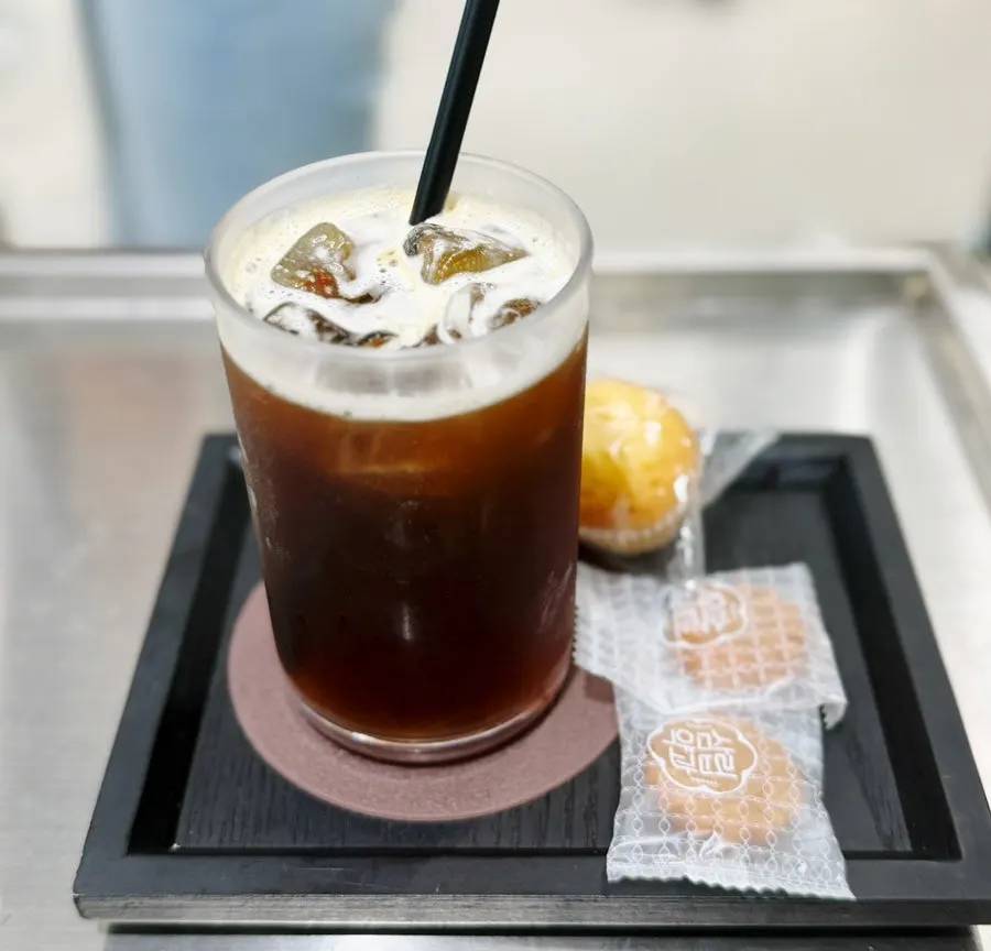 Iced americano served before the appointment