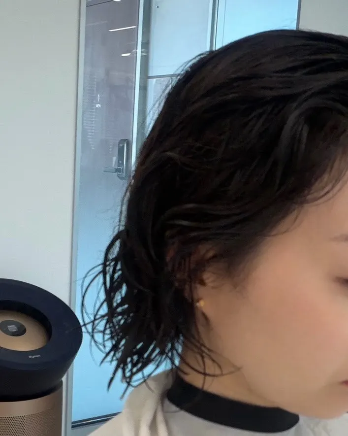 Designer Jisoo checking the hair length