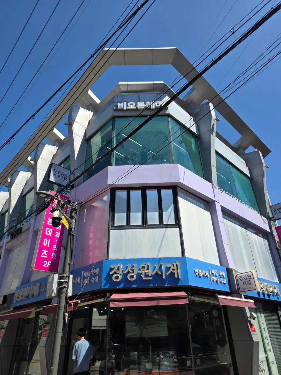 헤어샵으로 향하는 건물 계단