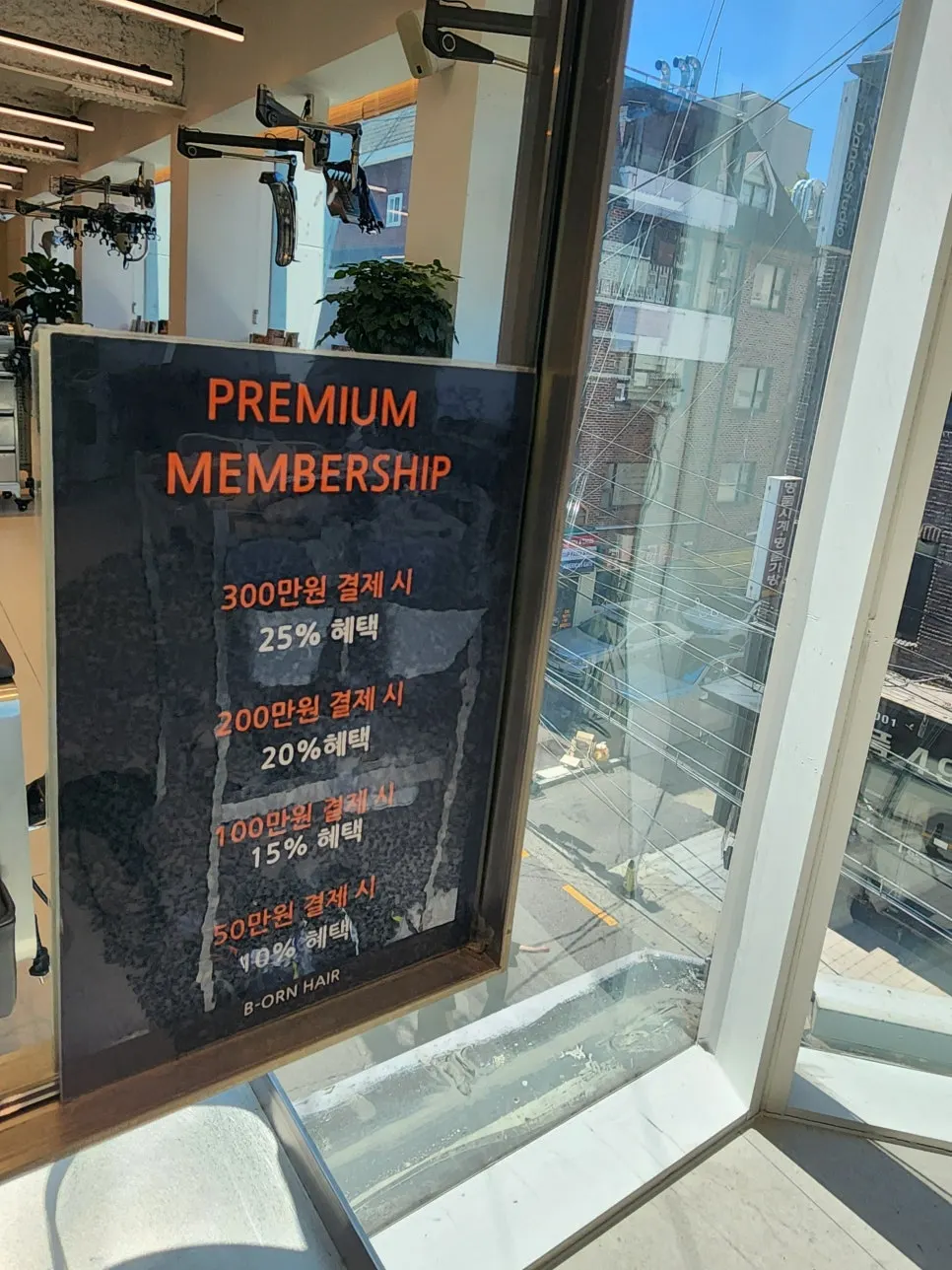 화이트톤 헤어샵 실내 공간