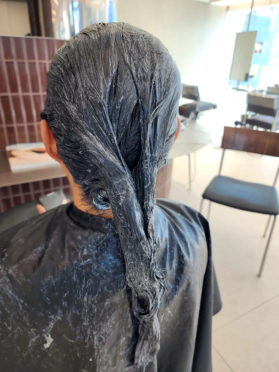 염색 시술 진행 모습
