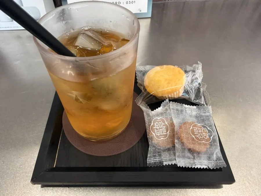 차가운 루이보스티와 함께 나온 과자