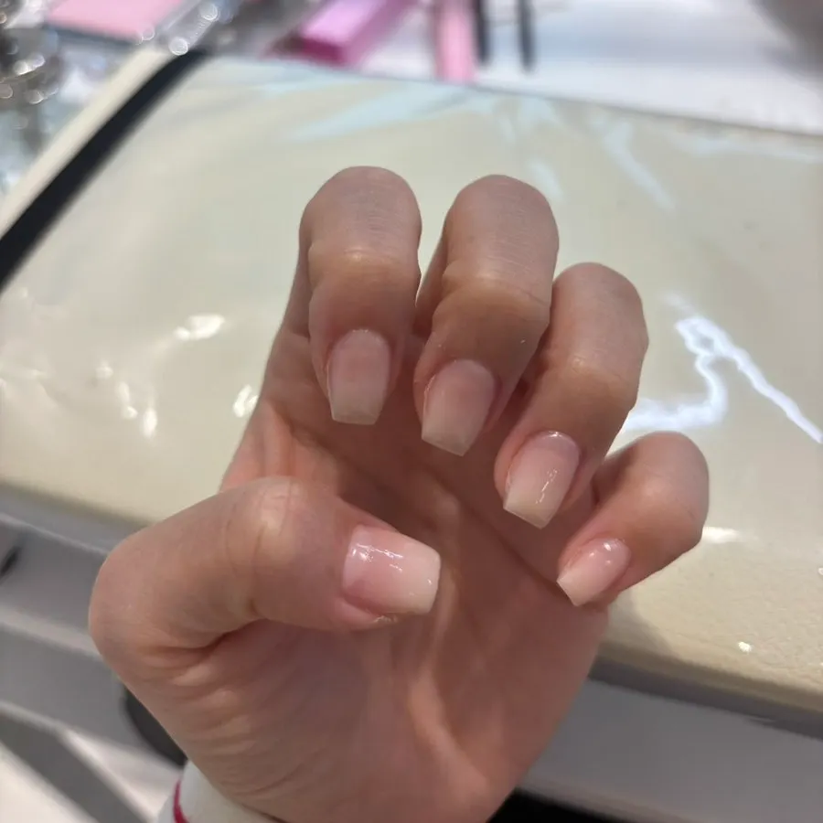 네일샵 시술 테이블과 파츠
