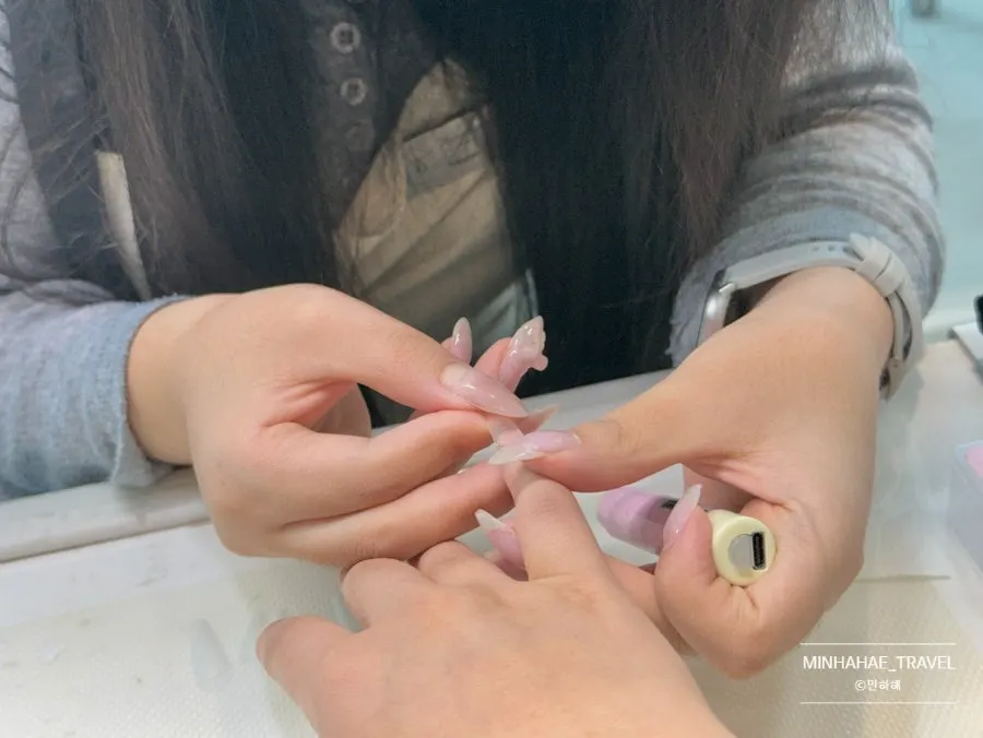 연장팁 부착 작업