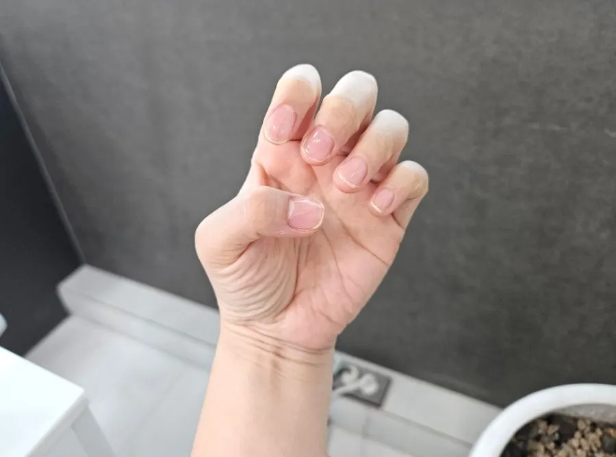 케어 후 깔끔해진 맨손톱