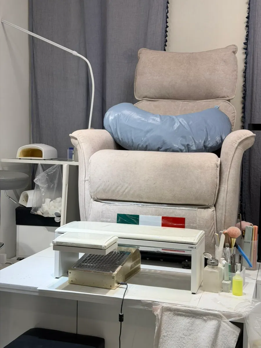 Pedicure seating area with a sofa at Naeil Didi