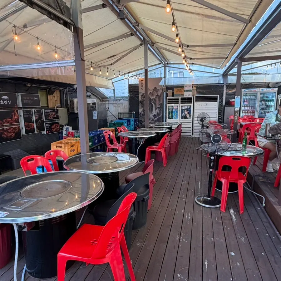Outdoor seating area at Chobeoljip Apgujeong Rodeo Branch