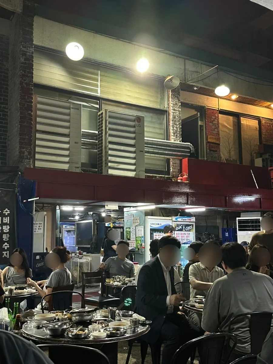 손님이 가득한 연탄공장 야장 전경
