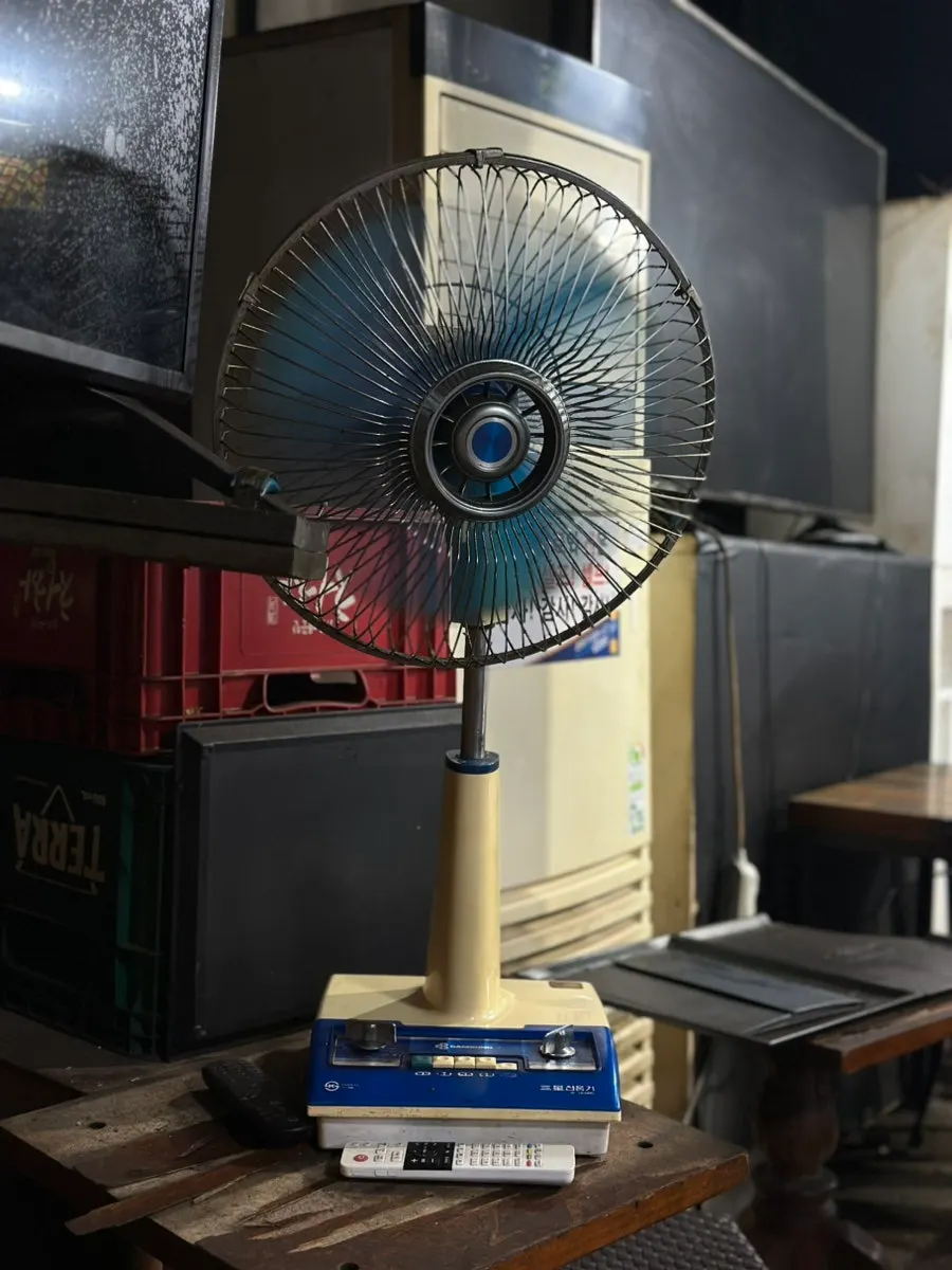 레트로 소품이 놓인 연탄공장 인테리어