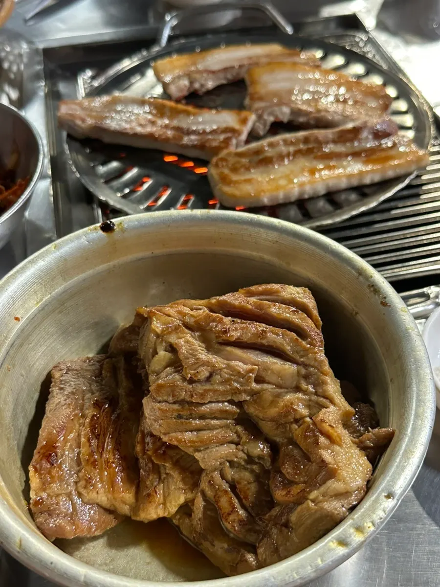 두툼하게 초벌된 연탄공장 삼겹살