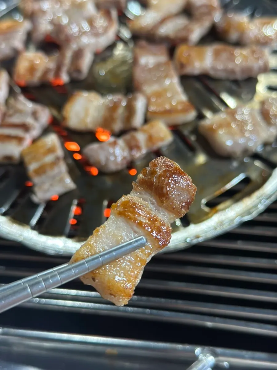 기름이 도는 구워진 삼겹살 한 점