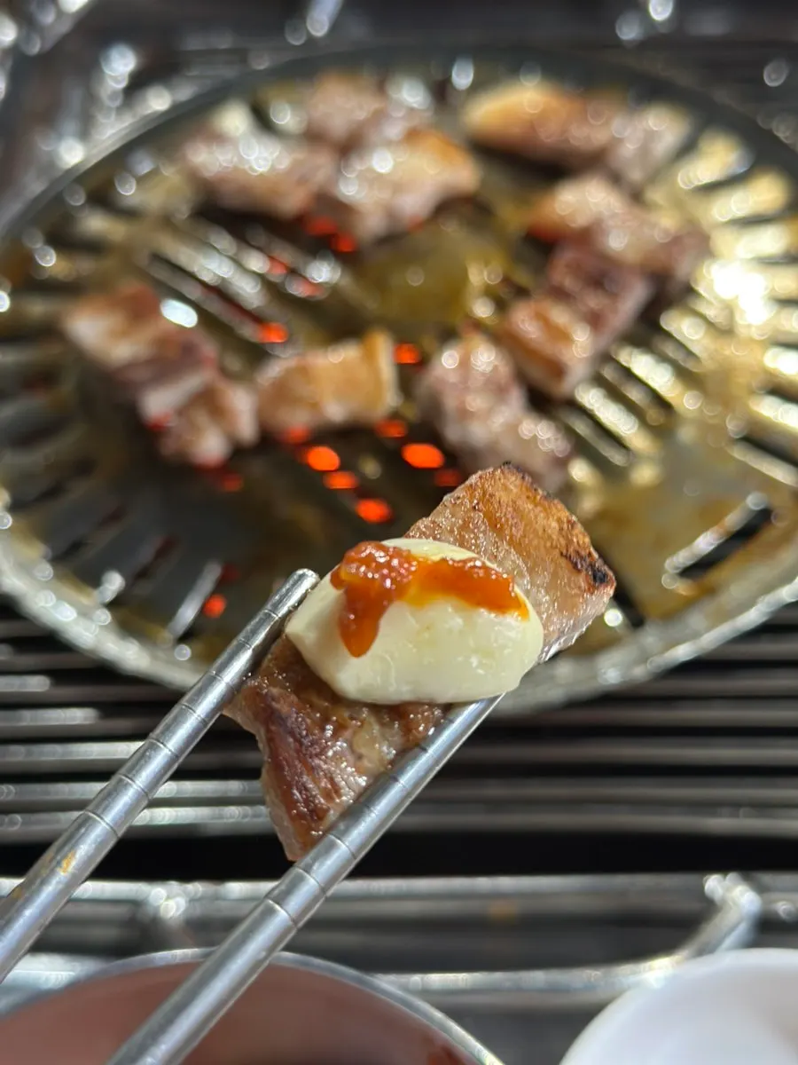 상추에 마늘과 쌈장 올린 삼겹살 쌈