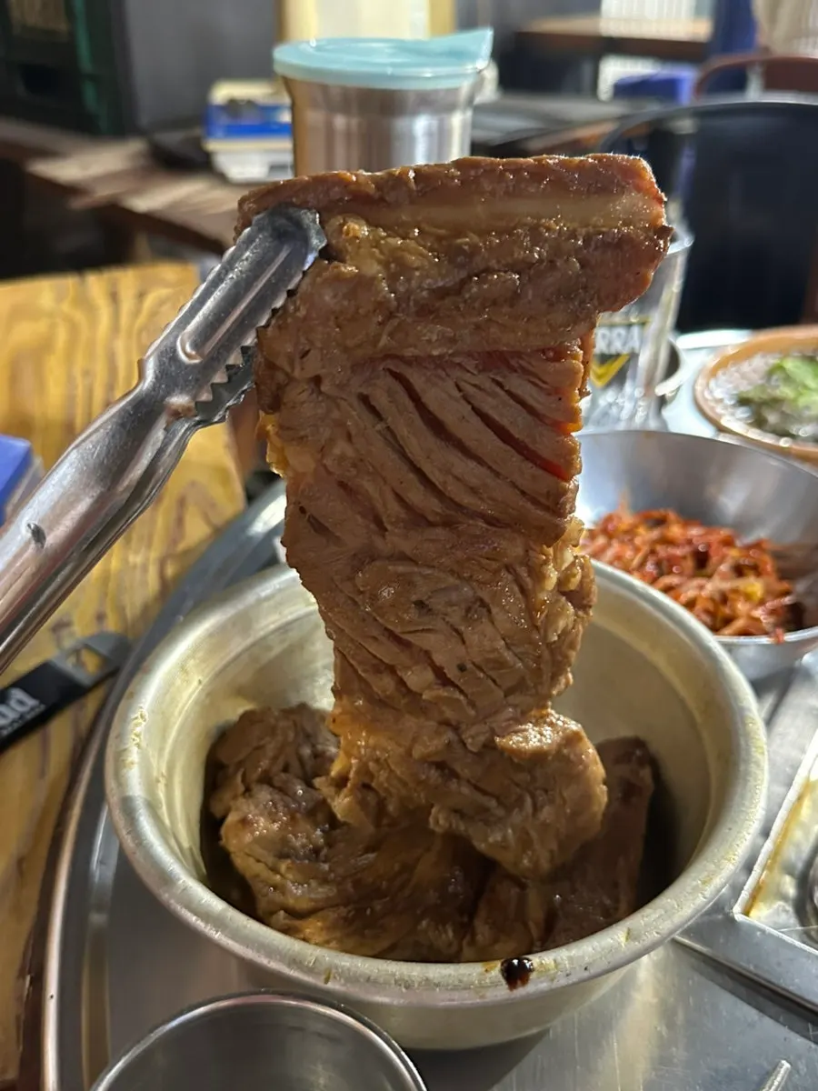 연탄불에 올려 굽는 돼지왕갈비