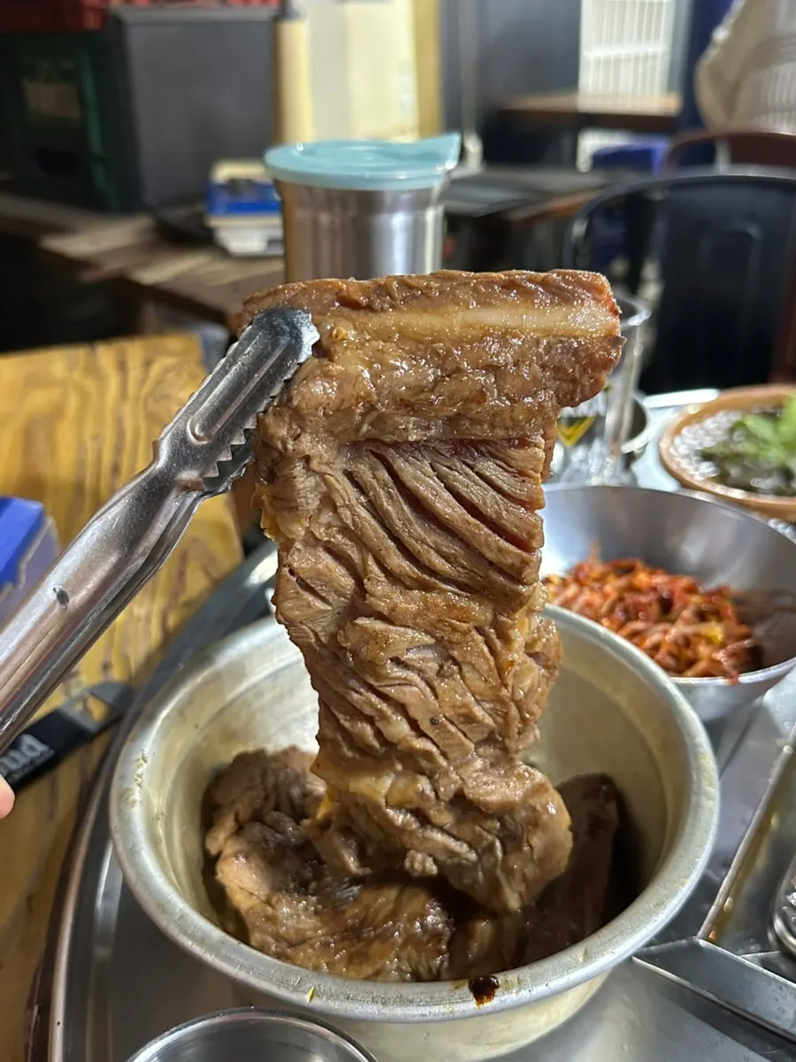 불향이 밴 돼지왕갈비 클로즈업