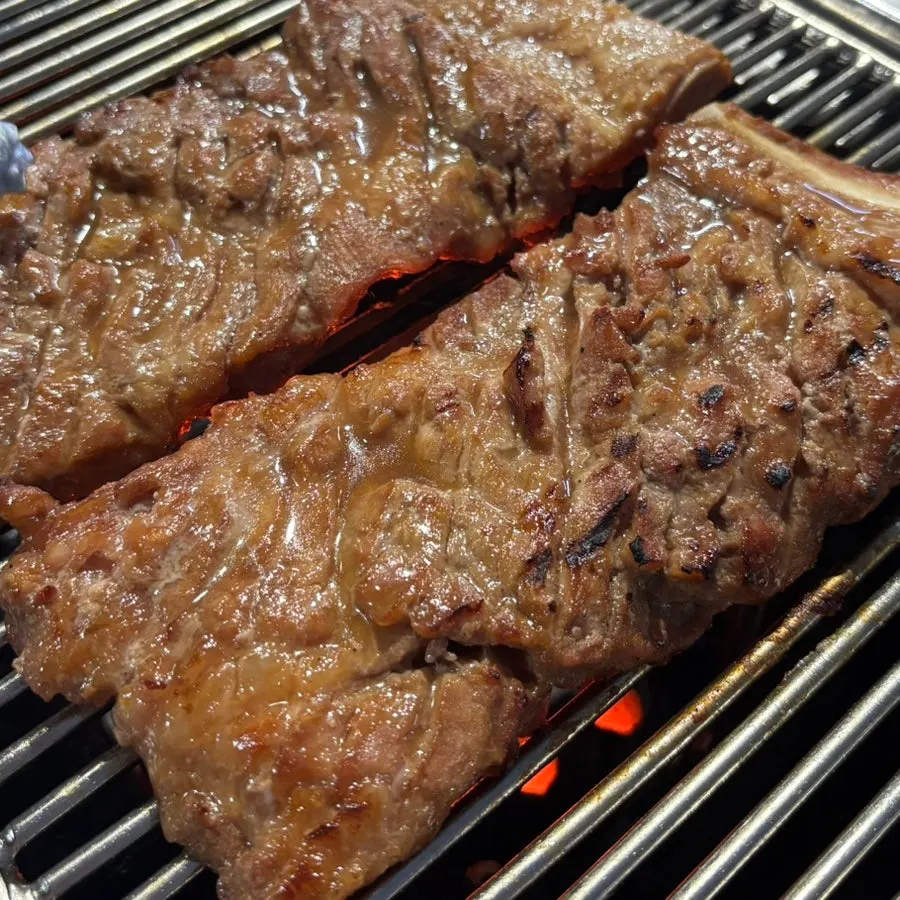 네일 아트 후 카페에서 보낸 토요일 오후