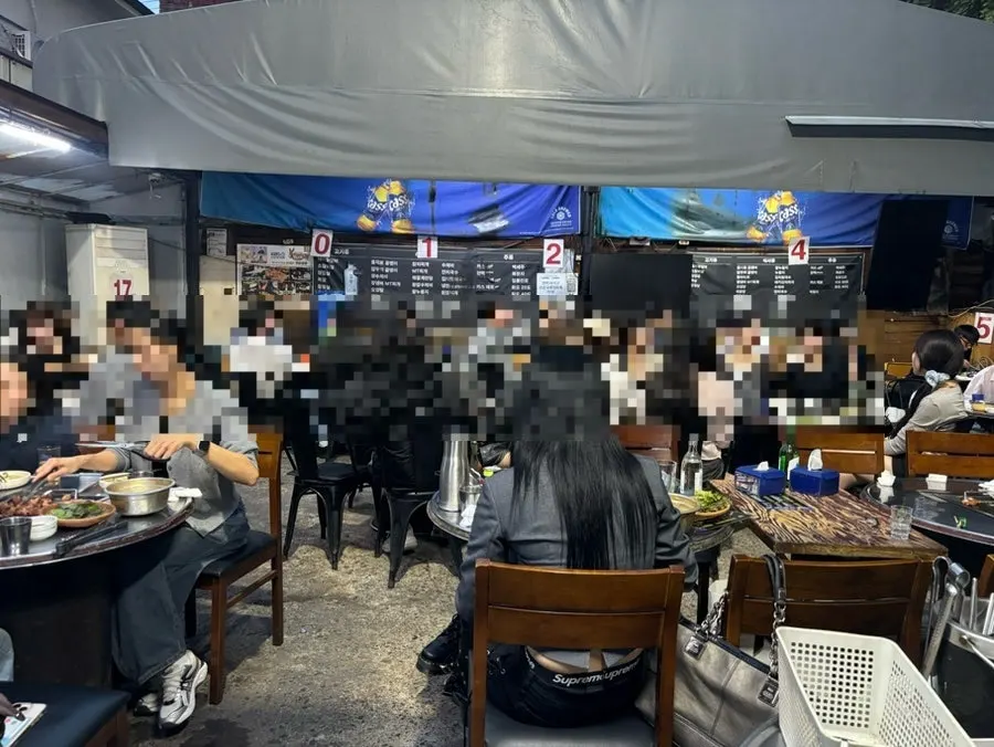 손님으로 바글바글한 연탄공장 야외 좌석