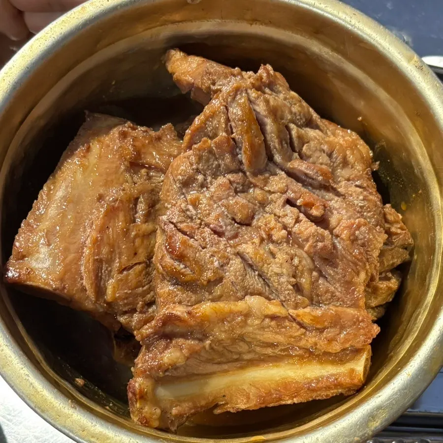 연탄불에 고기 굽기 시작한 테이블