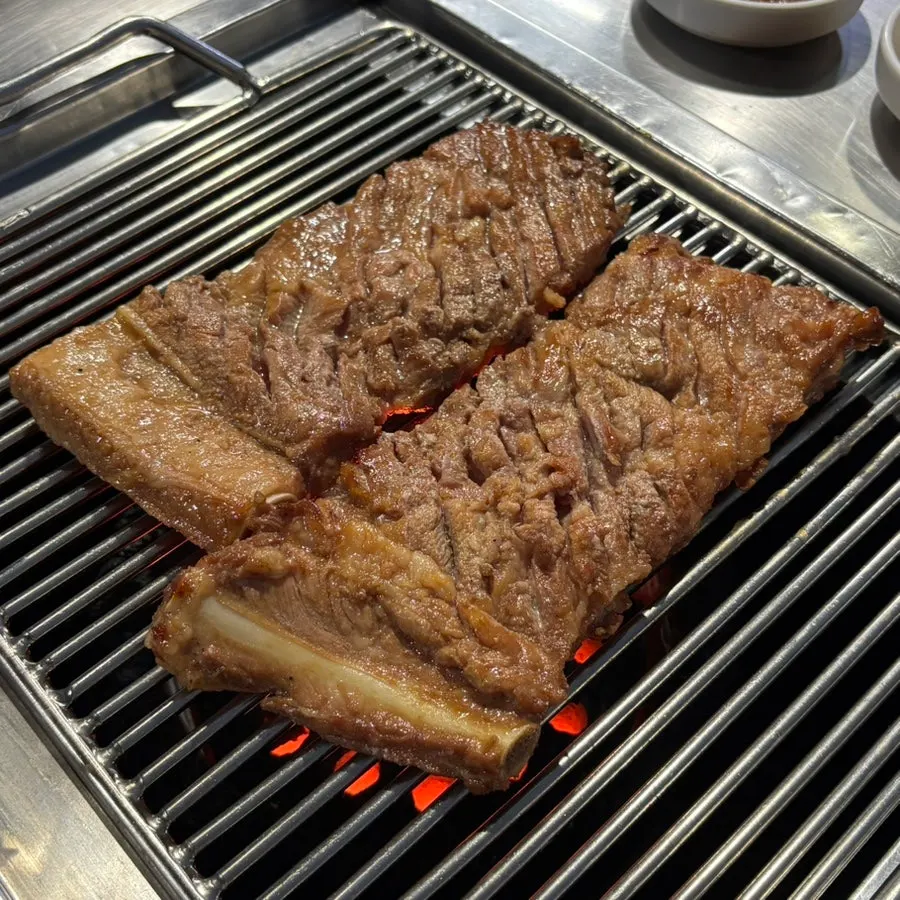 연탄공장 돼지왕갈비 3인분 상차림