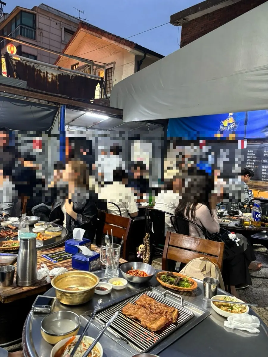 초벌해 나온 돼지왕갈비 연탄불 구이