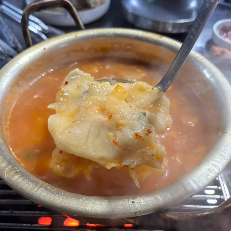 다 구워진 돼지왕갈비와 반찬