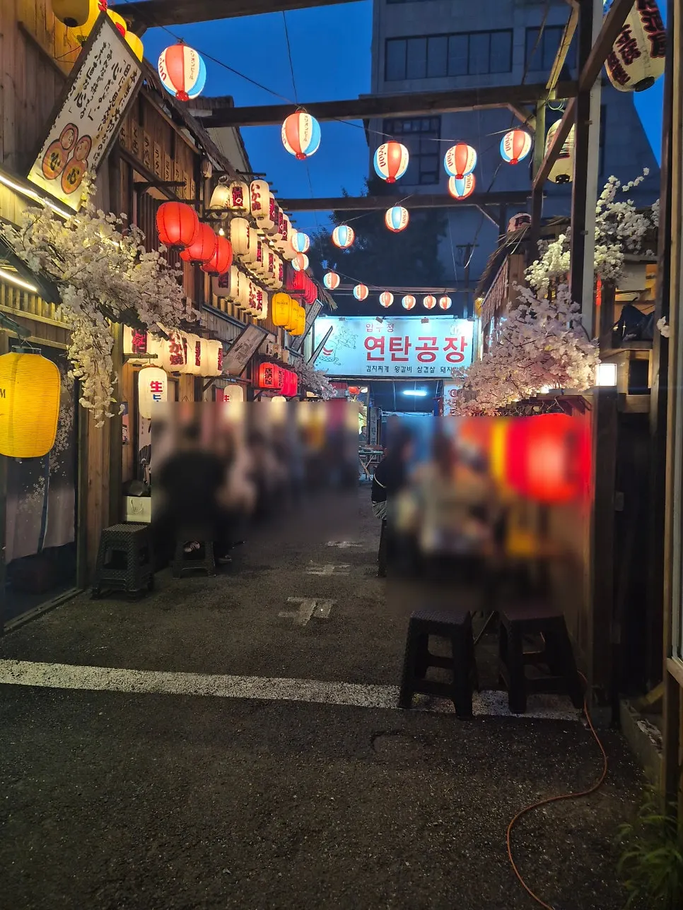 압구정로데오 카페골목의 연탄공장 외관