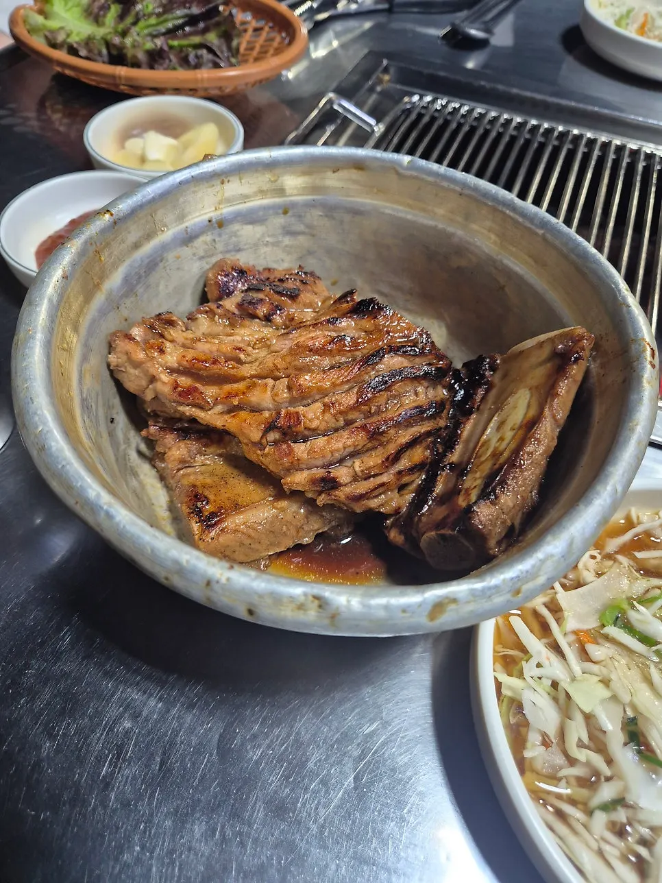 연탄 화로와 함께 나온 밑반찬