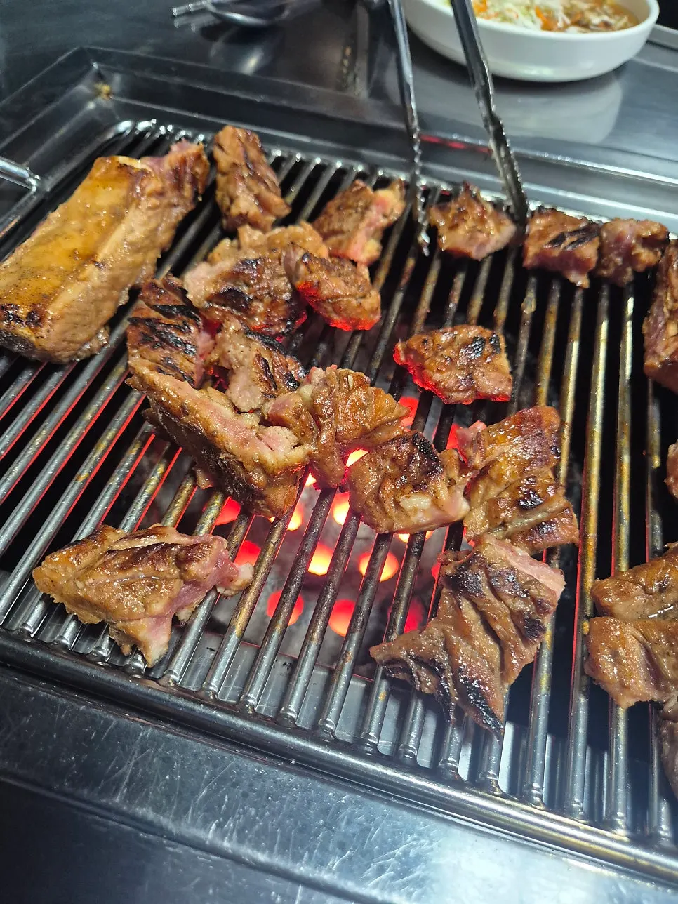 노포 감성 집기에 담긴 돼지왕갈비