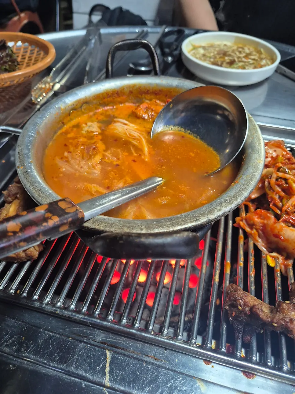 잘 구워진 갈비와 구운 김치