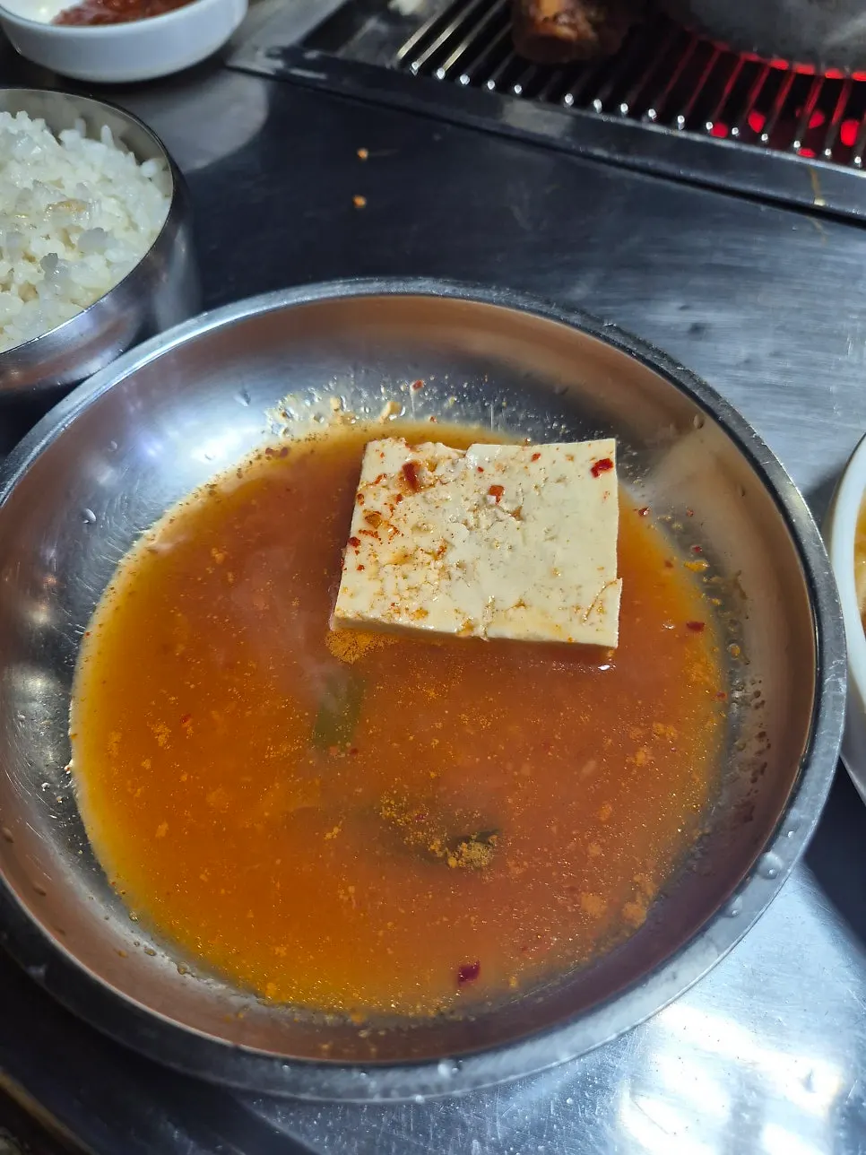 연탄불에서 익어가는 갈비 한 점