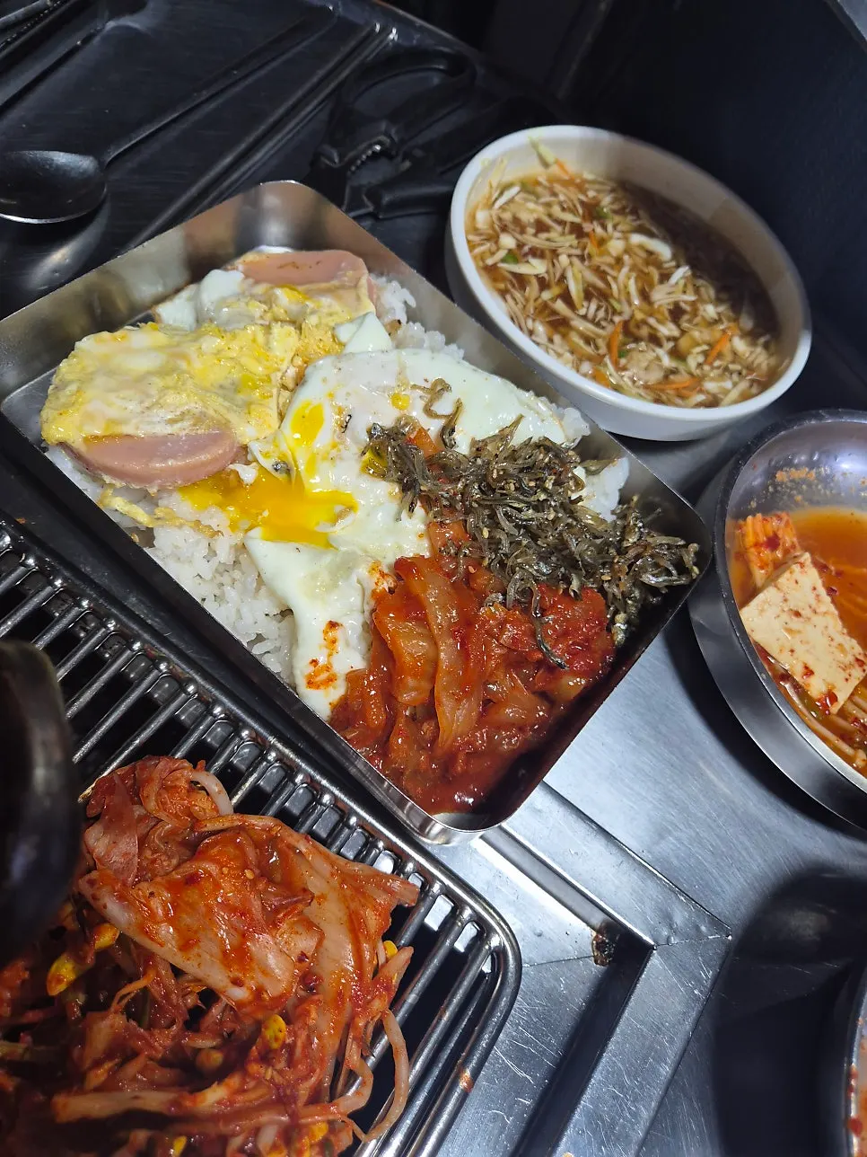 공기밥과 함께 나온 김치찌개