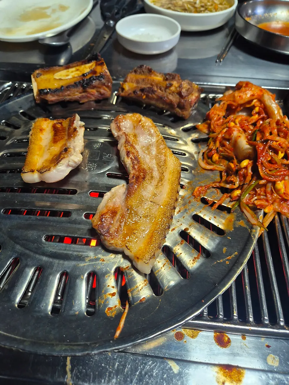 핑크색 햄이 들어간 도시락 내부
