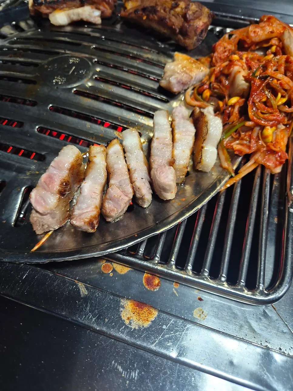 새 판에 세워 굽는 삼겹살 1인분