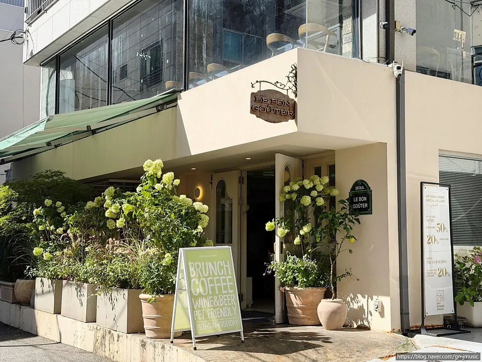 ル・ボングテの訪問を告げる店舗外観