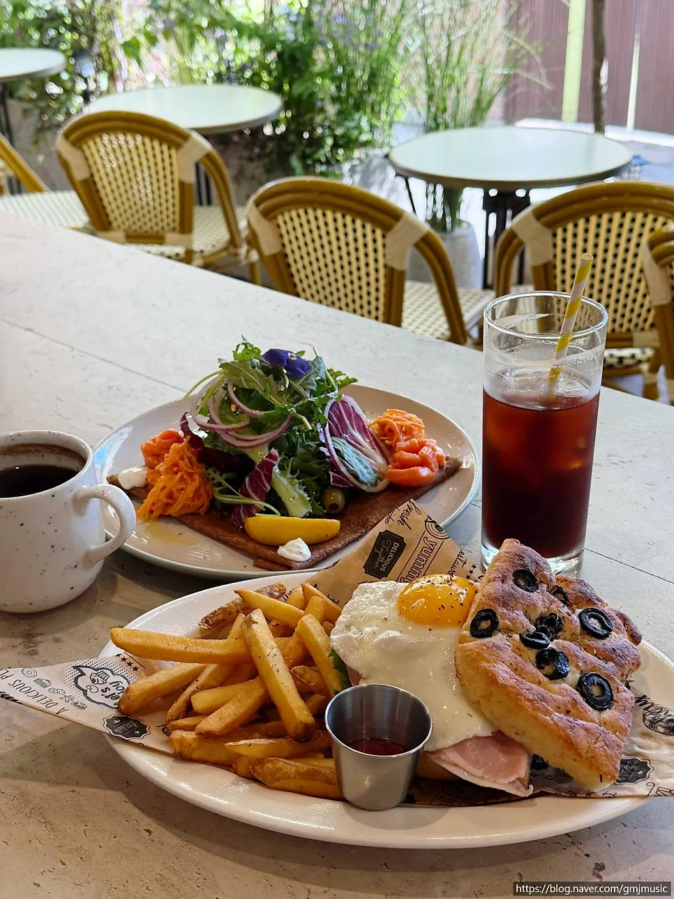 早い時間帯のブランチカフェの雰囲気