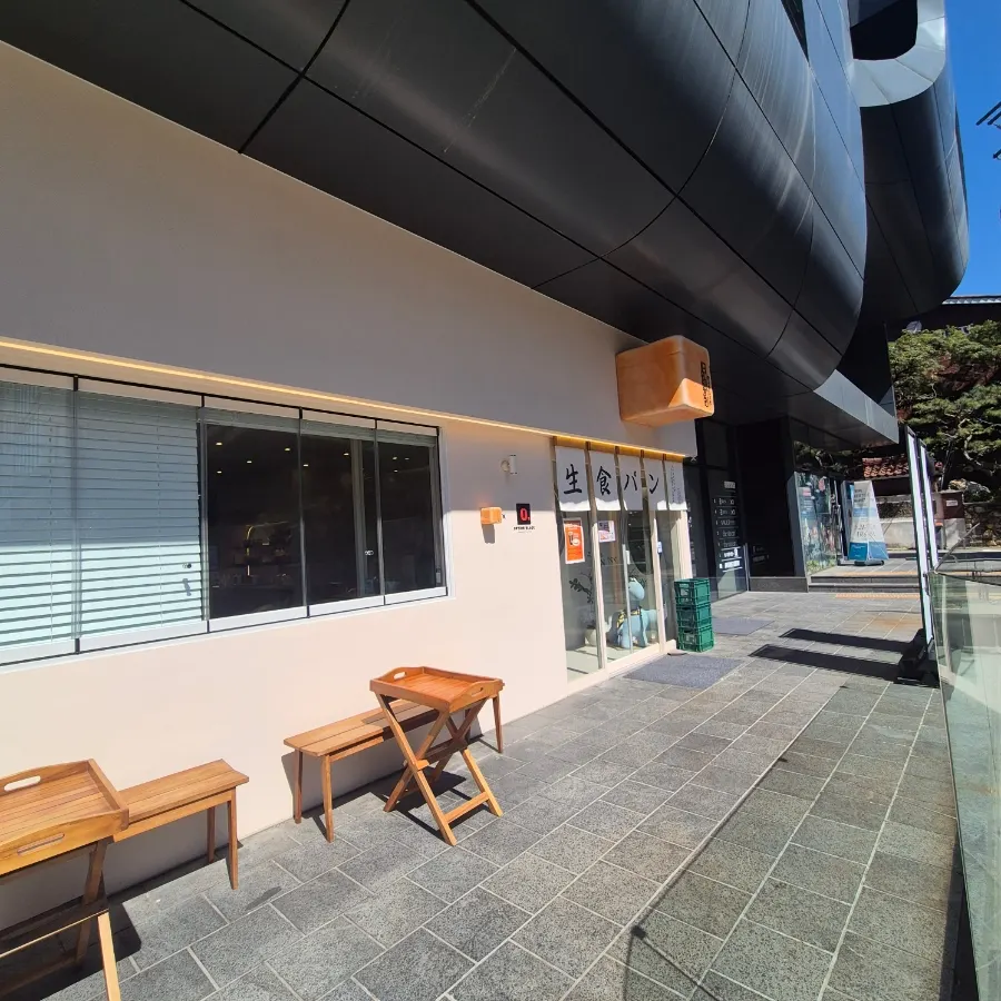 Exterior of Apgujeong Saengsikppang Option Black