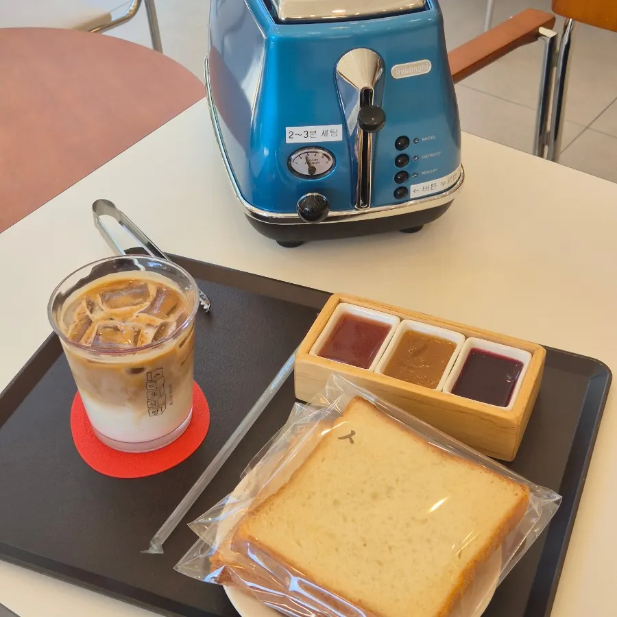 A cup of the signature Apgujeong latte