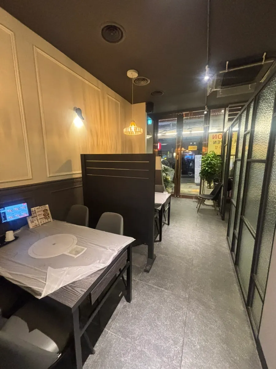 Interior of Aemo Kkotgejang Apgujeong Main Branch