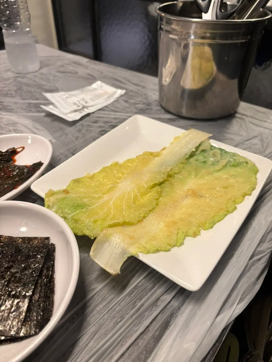 Aemo Kkotgejang side-dish spread