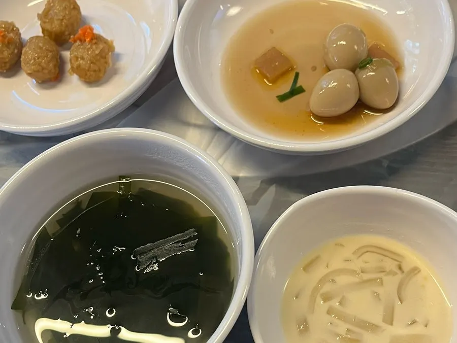 김, 해초무침, 장아찌 등 반찬 접시