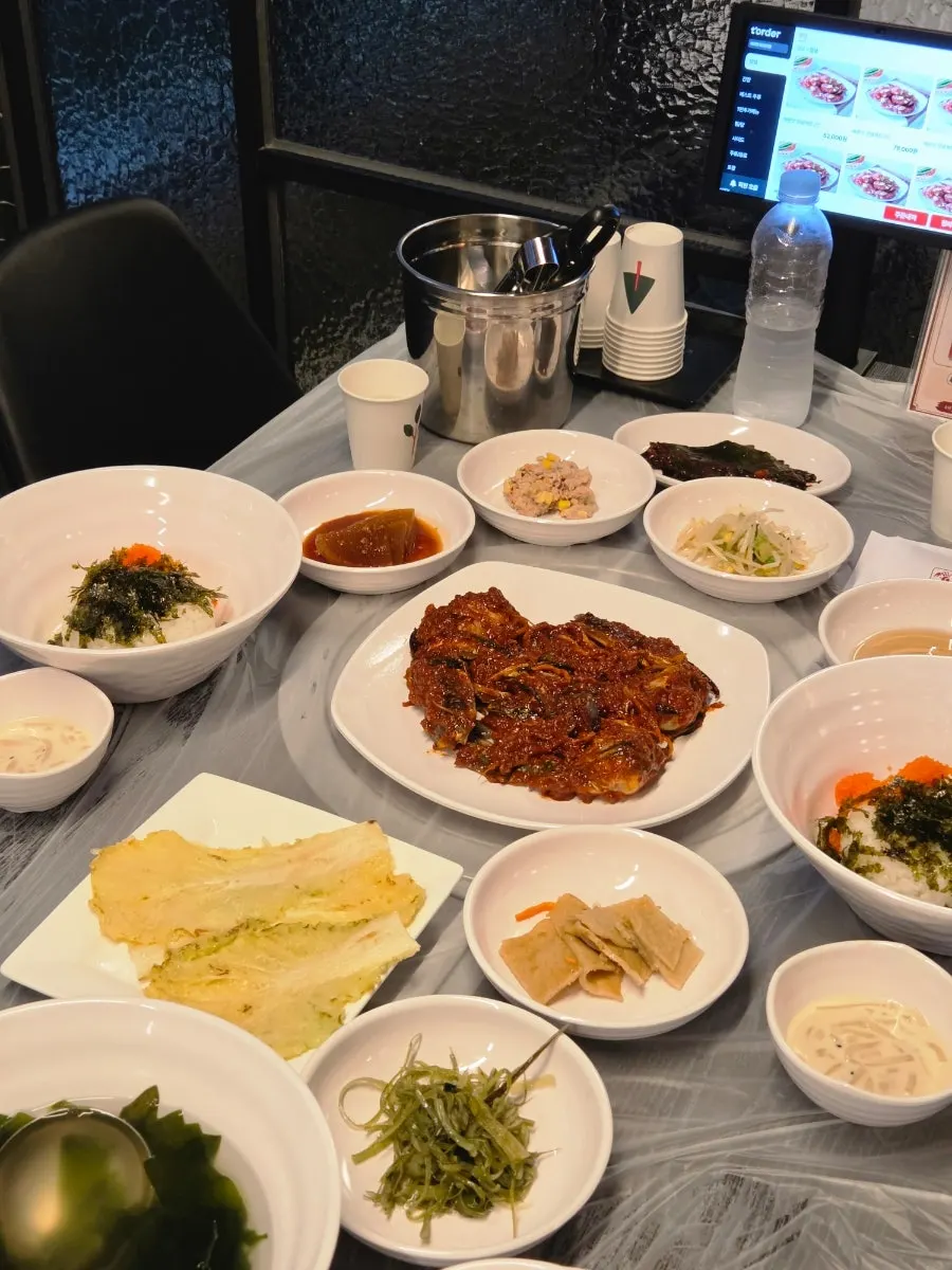 Mesa completa con kkotgejang, daejeopbap y acompañamientos