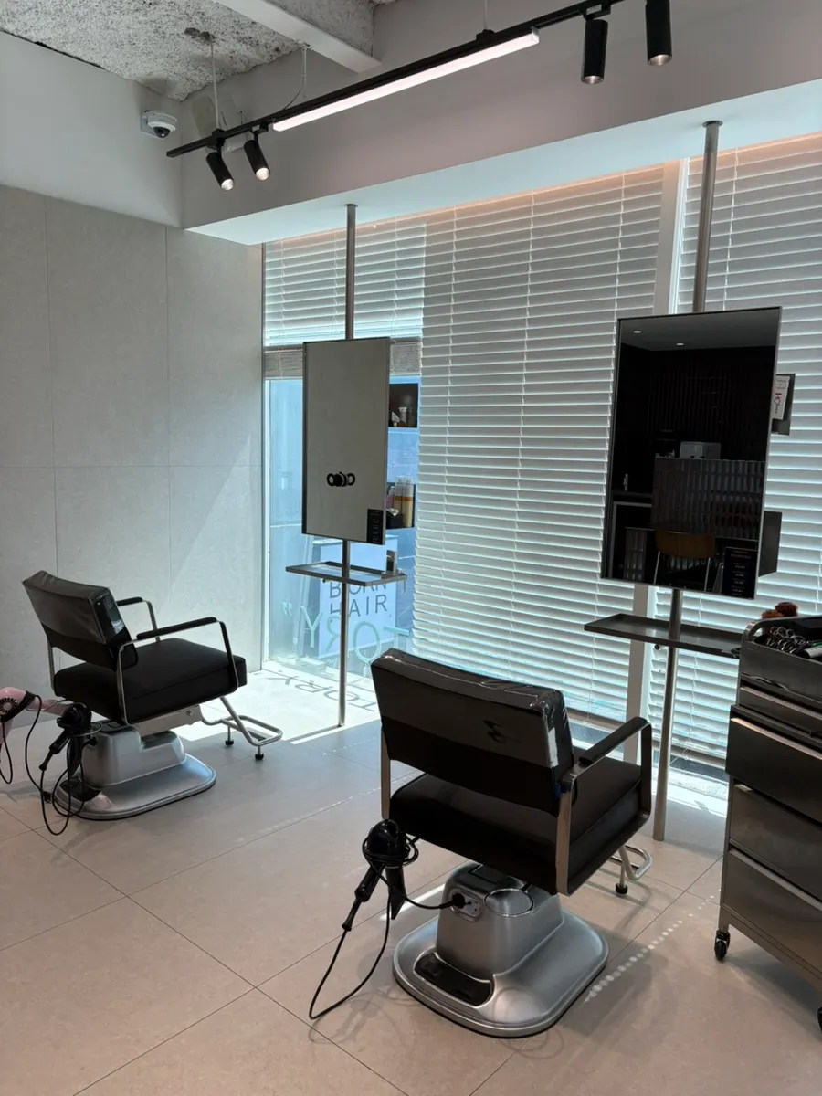 White and gray tone salon interior