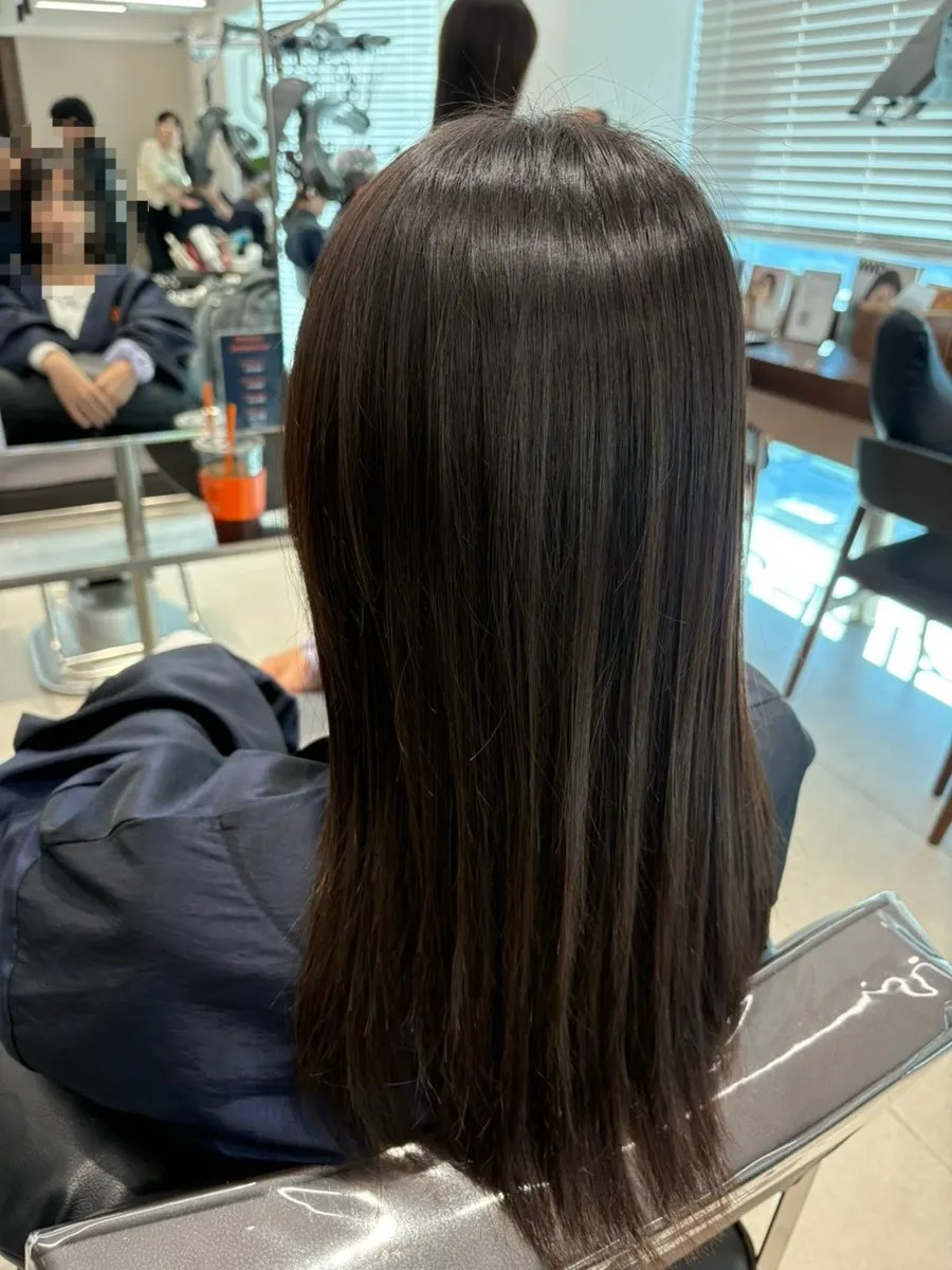 Glossy hair after the volume magic straightening